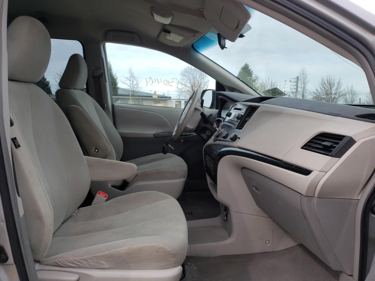 Photo 5 from auction – 2011 TOYOTA SIENNA with VIN 5TDZK3DC0BS051487