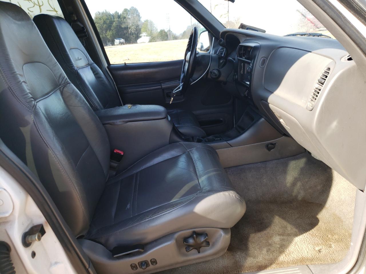Photo 5 from auction – 2000 FORD EXPLORER X with VIN 1FMZU83P8YZB99532