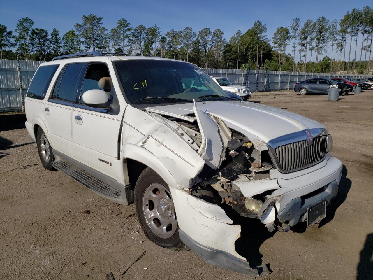 LINCOLN NAVIGATOR 2000 with VIN 5LMPU28AXYLJ12951 - Photo from auction