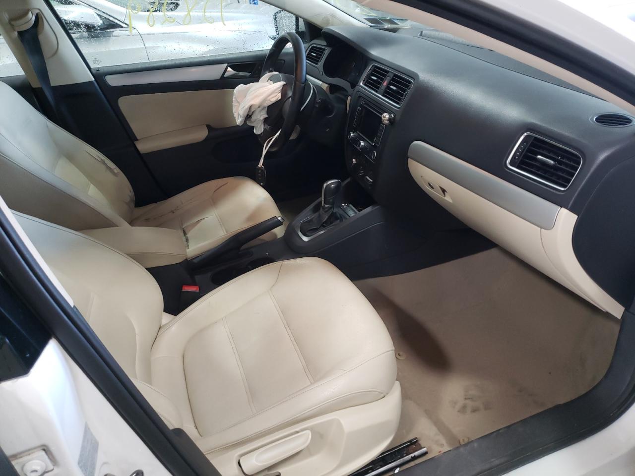 Photo 5 from auction – 2011 VOLKSWAGEN JETTA SEL with VIN 3VWLX7AJ9BM324747