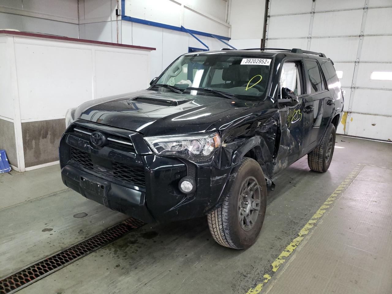 Photo 2 from auction – 2020 TOYOTA 4RUNNER SR with VIN JTEBU5JR0L5835803