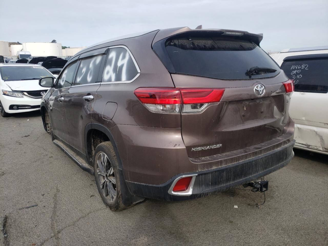 Photo 3 from auction – 2019 TOYOTA HIGHLANDER with VIN 5TDKZRFH4KS337061