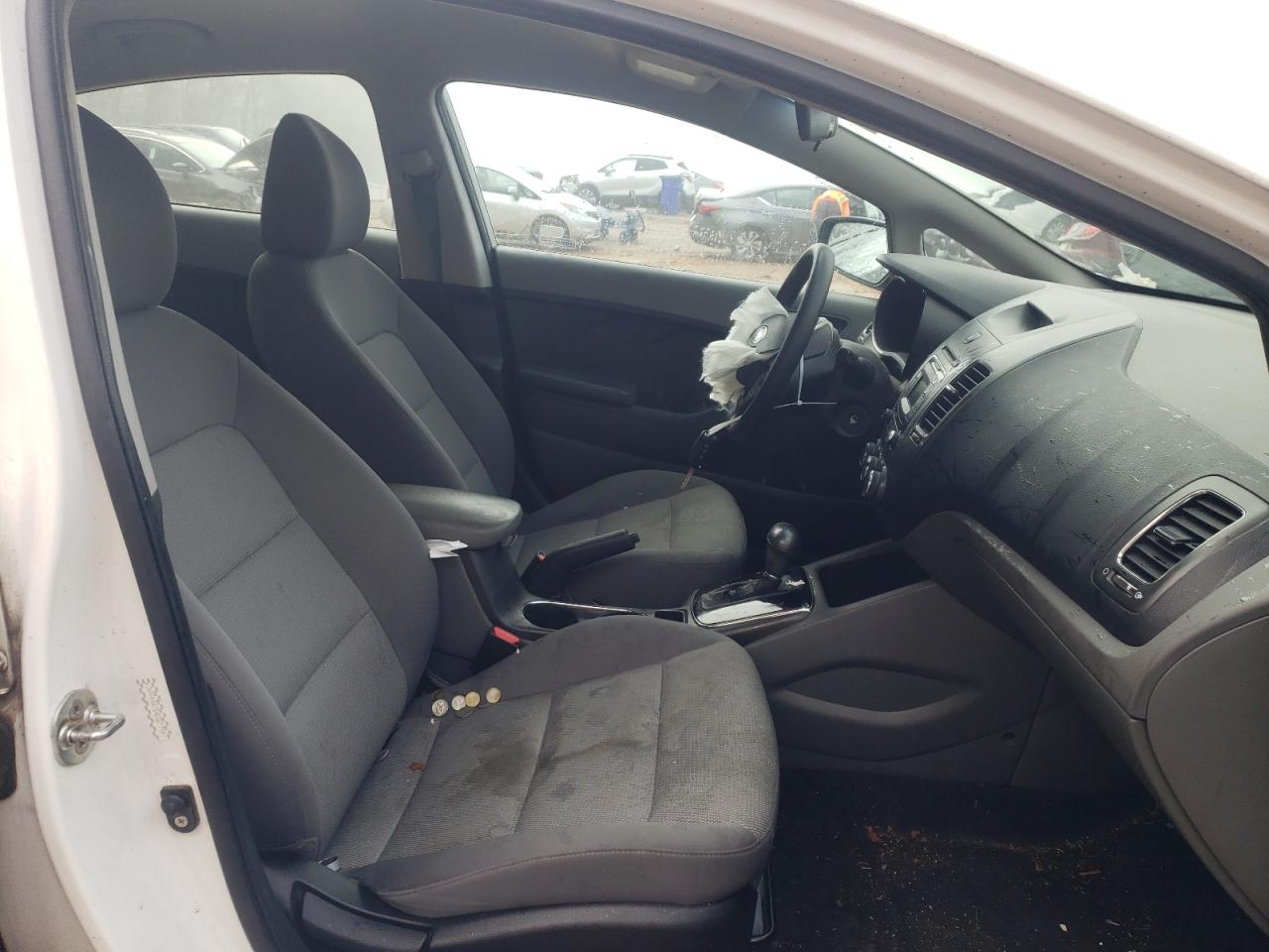 Photo 5 from auction – 2017 KIA FORTE LX with VIN 3KPFK4A75HE027799