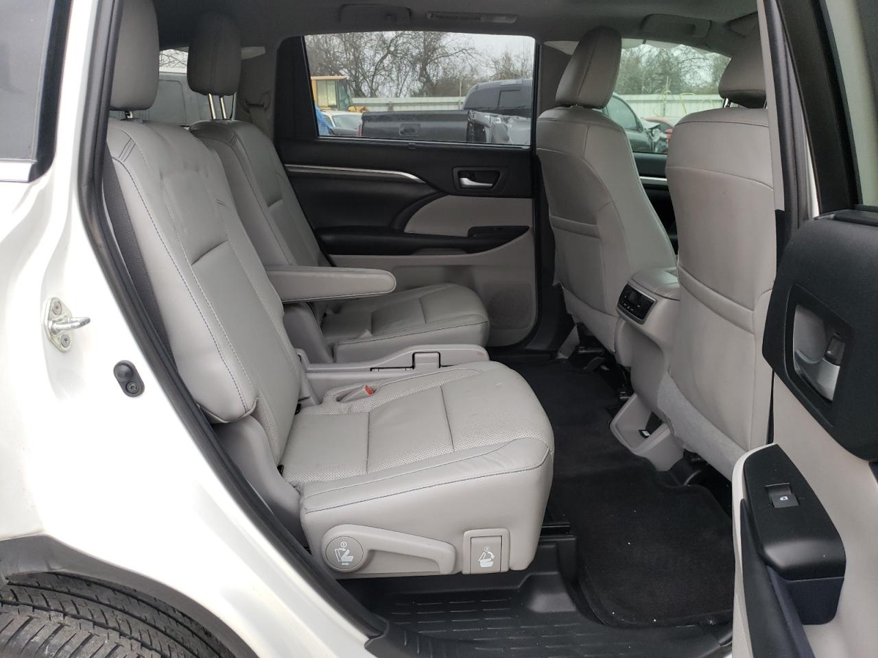 Photo 6 from auction – 2019 TOYOTA HIGHLANDER with VIN 5TDYZRFH8KS299036