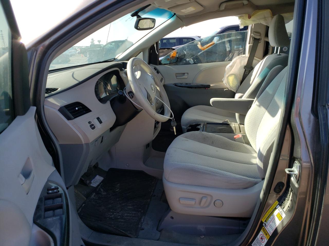 Photo 5 from auction – 2011 TOYOTA SIENNA LE with VIN 5TDKK3DC9BS161956