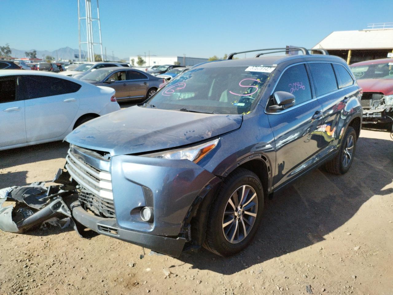 Photo 2 from auction – 2017 TOYOTA HIGHLANDER with VIN 5TDKZRFH7HS522679