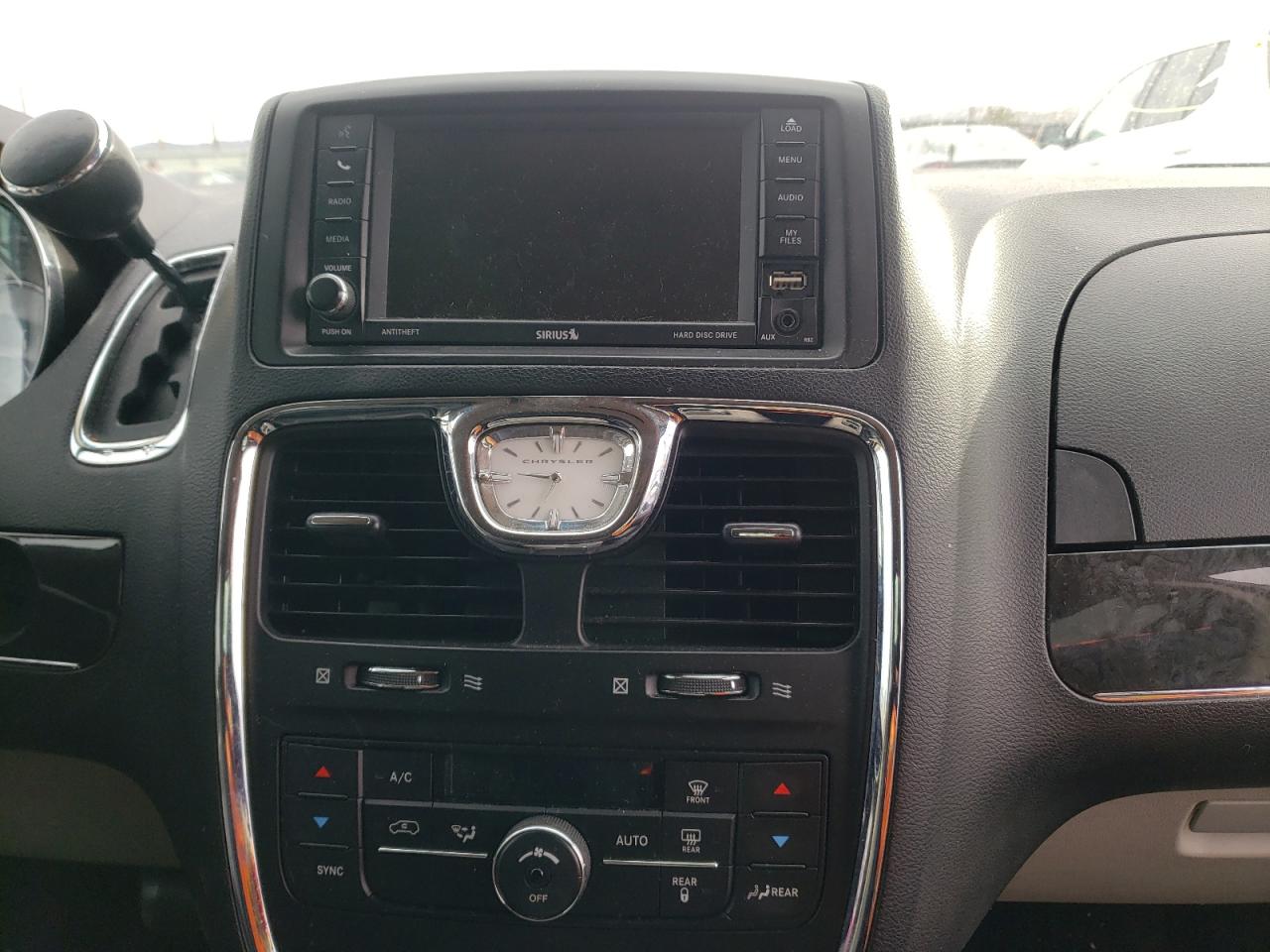 Photo 19 from auction – 2015 CHRYSLER TOWN & COU with VIN 2C4RC1BG7FR716049