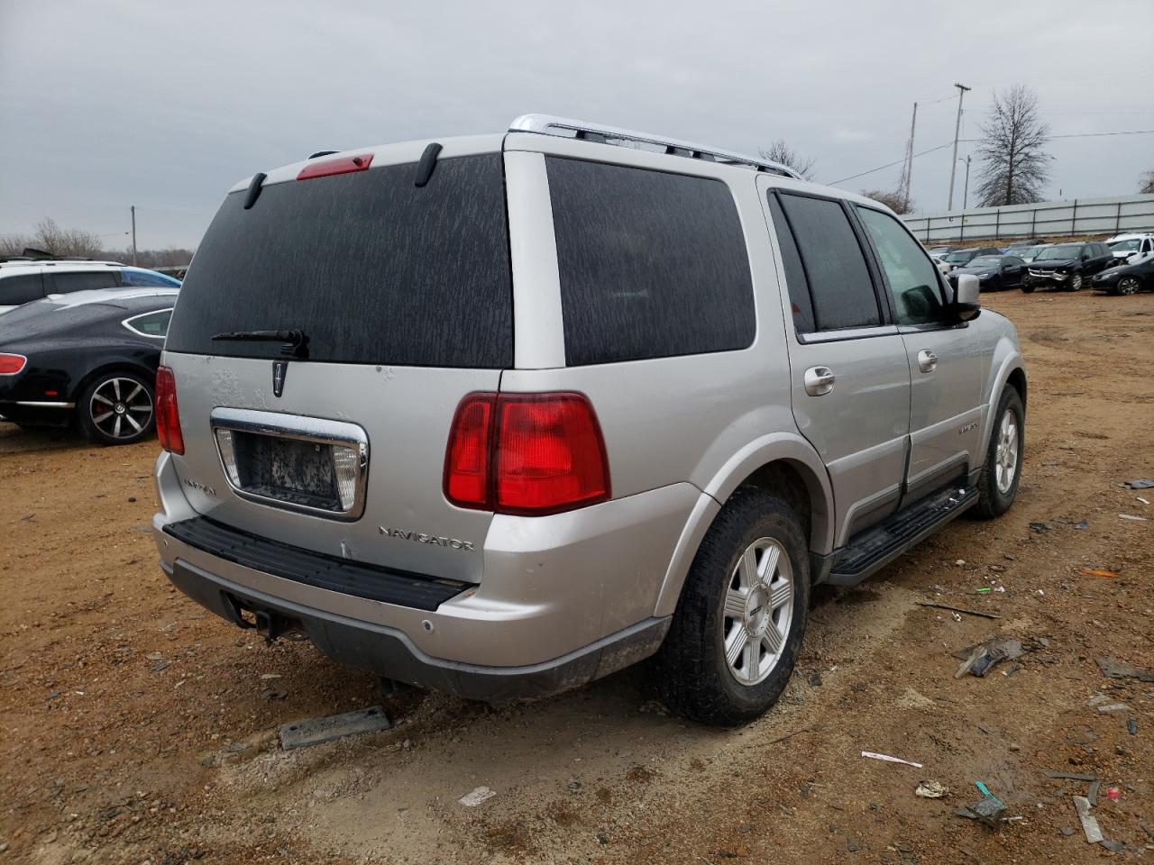 Photo 4 from auction – 2004 LINCOLN NAVIGATOR with VIN 5LMFU28R44LJ43835