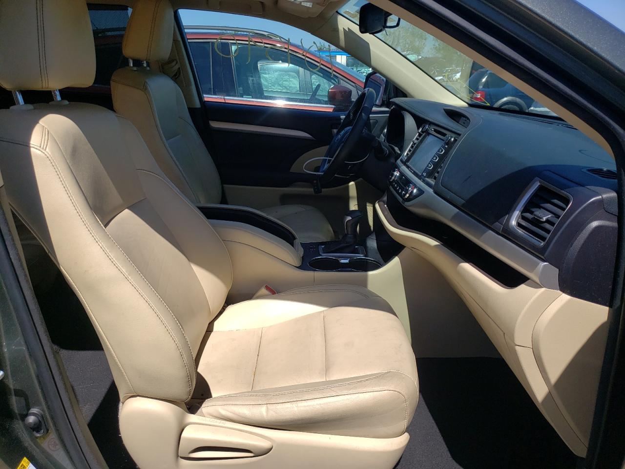 Photo 5 from auction – 2016 TOYOTA HIGHLANDER with VIN 5TDJKRFH0GS324542