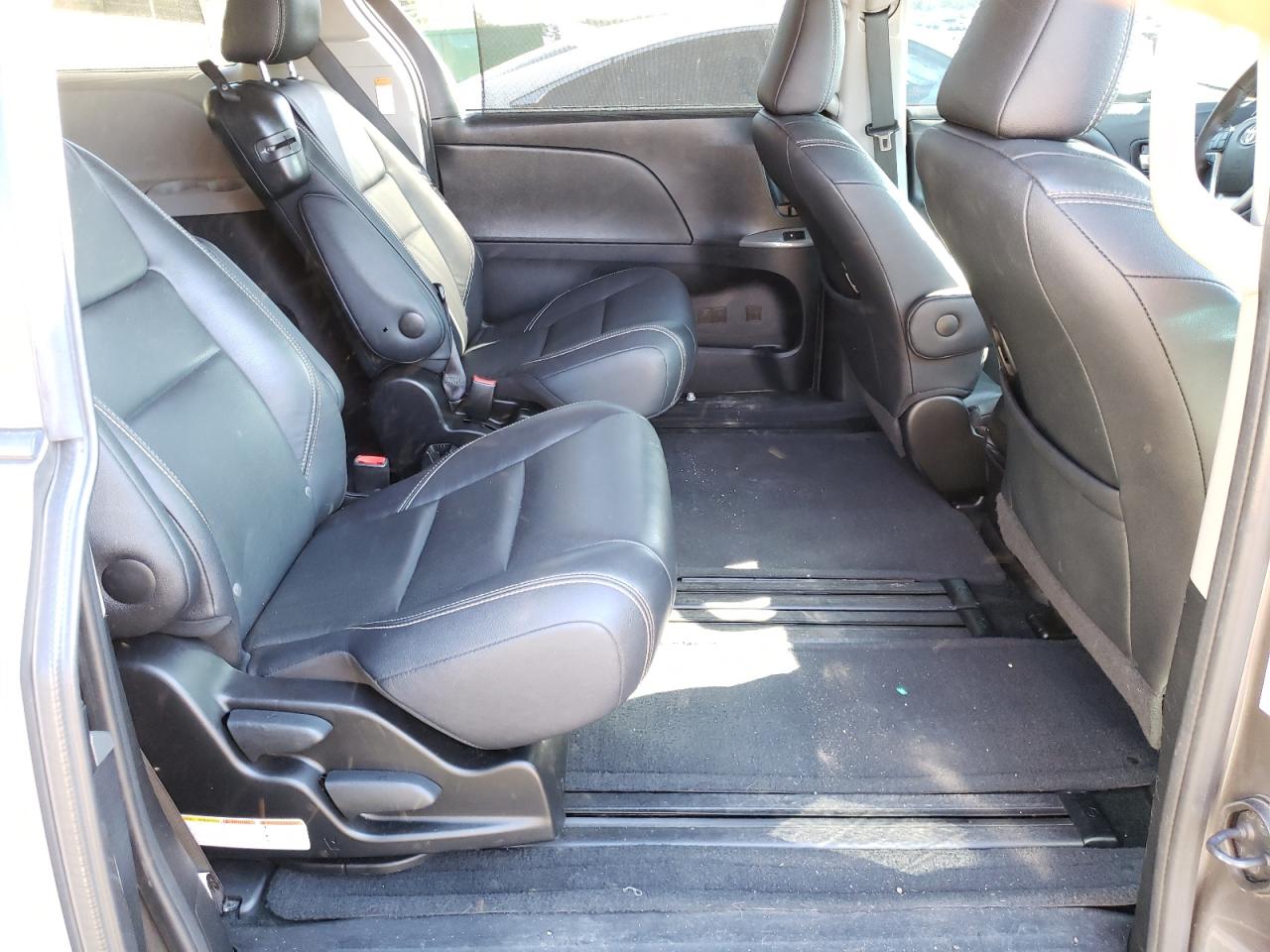 Photo 6 from auction – 2017 TOYOTA SIENNA SE with VIN 5TDXZ3DC5HS773890