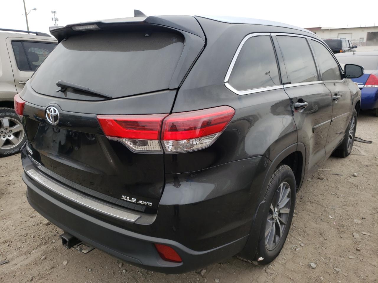 Photo 4 from auction – 2017 TOYOTA HIGHLANDER with VIN 5TDJZRFH9HS514286