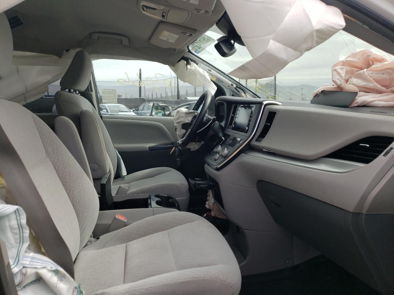 Photo 5 from auction – 2018 TOYOTA SIENNA LE with VIN 5TDKZ3DC1JS914471