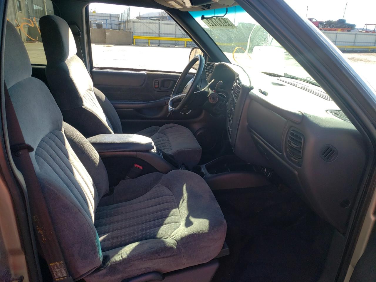 Photo 5 from auction – 2002 CHEVROLET BLAZER with VIN 1GNDT13W12K231549