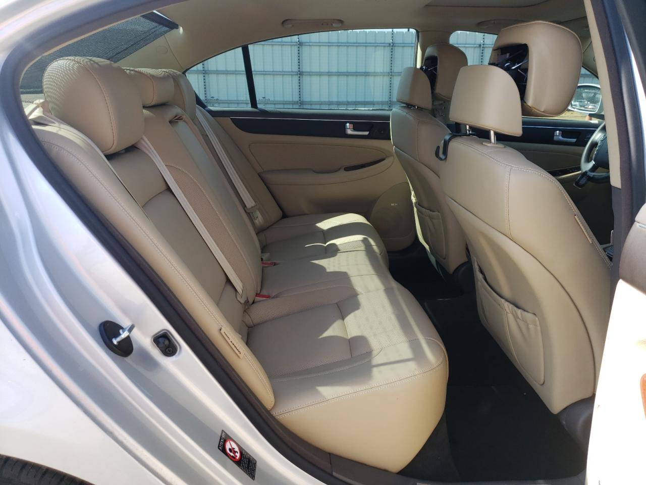 Photo 6 from auction – 2014 HYUNDAI GENESIS 3. with VIN KMHGC4DD4EU262979