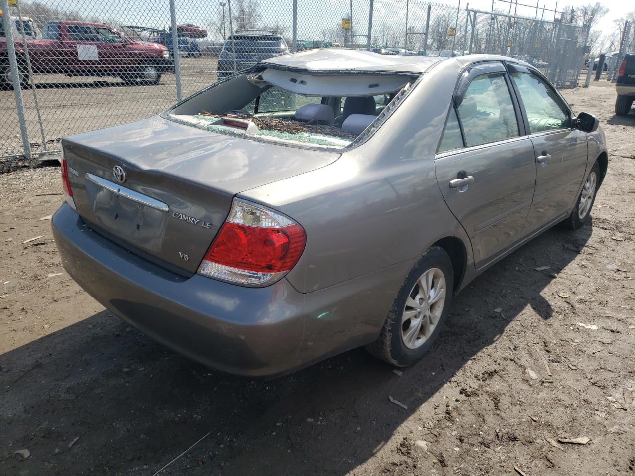 Photo 4 from auction – 2005 TOYOTA CAMRY LE with VIN 4T1BF32K35U591055