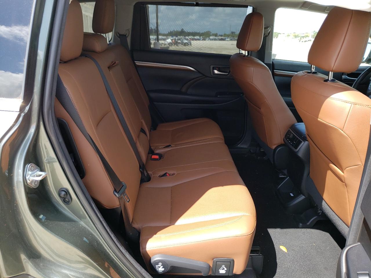 Photo 6 from auction – 2018 TOYOTA HIGHLANDER with VIN 5TDDZRFH1JS859248