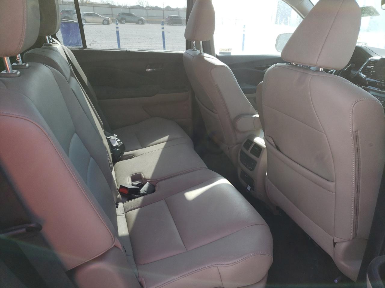 Photo 6 from auction – 2019 HONDA PILOT TOUR with VIN 5FNYF5H91KB000482