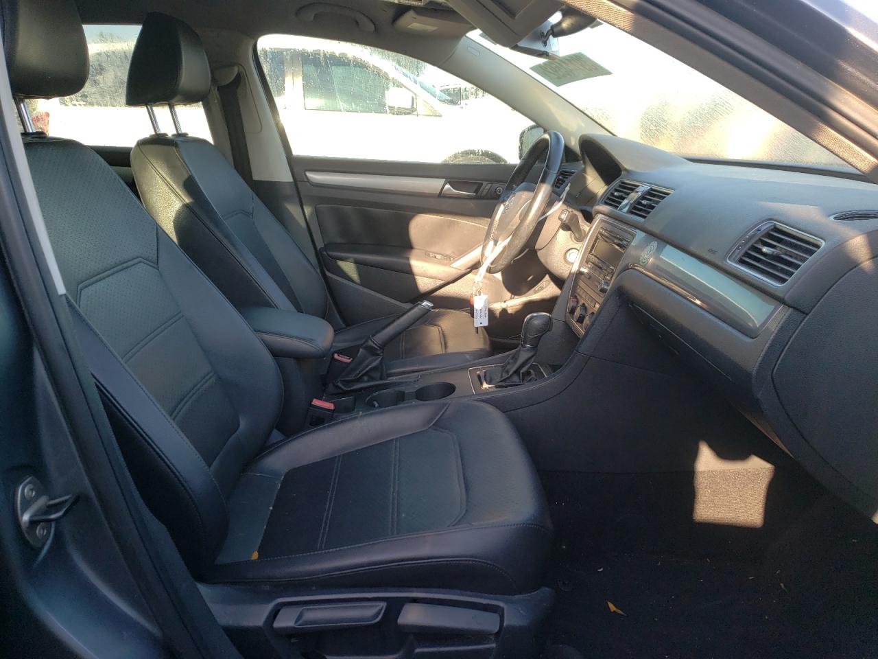 Photo 5 from auction – 2015 VOLKSWAGEN PASSAT S with VIN 1VWAT7A33FC002570