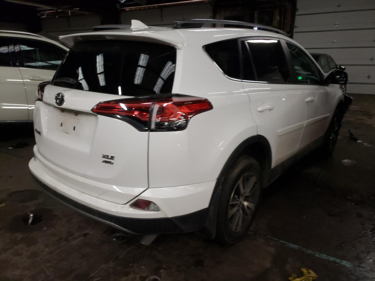 Photo 4 from auction – 2017 TOYOTA RAV4 XLE with VIN 2T3RFREV5HW593361