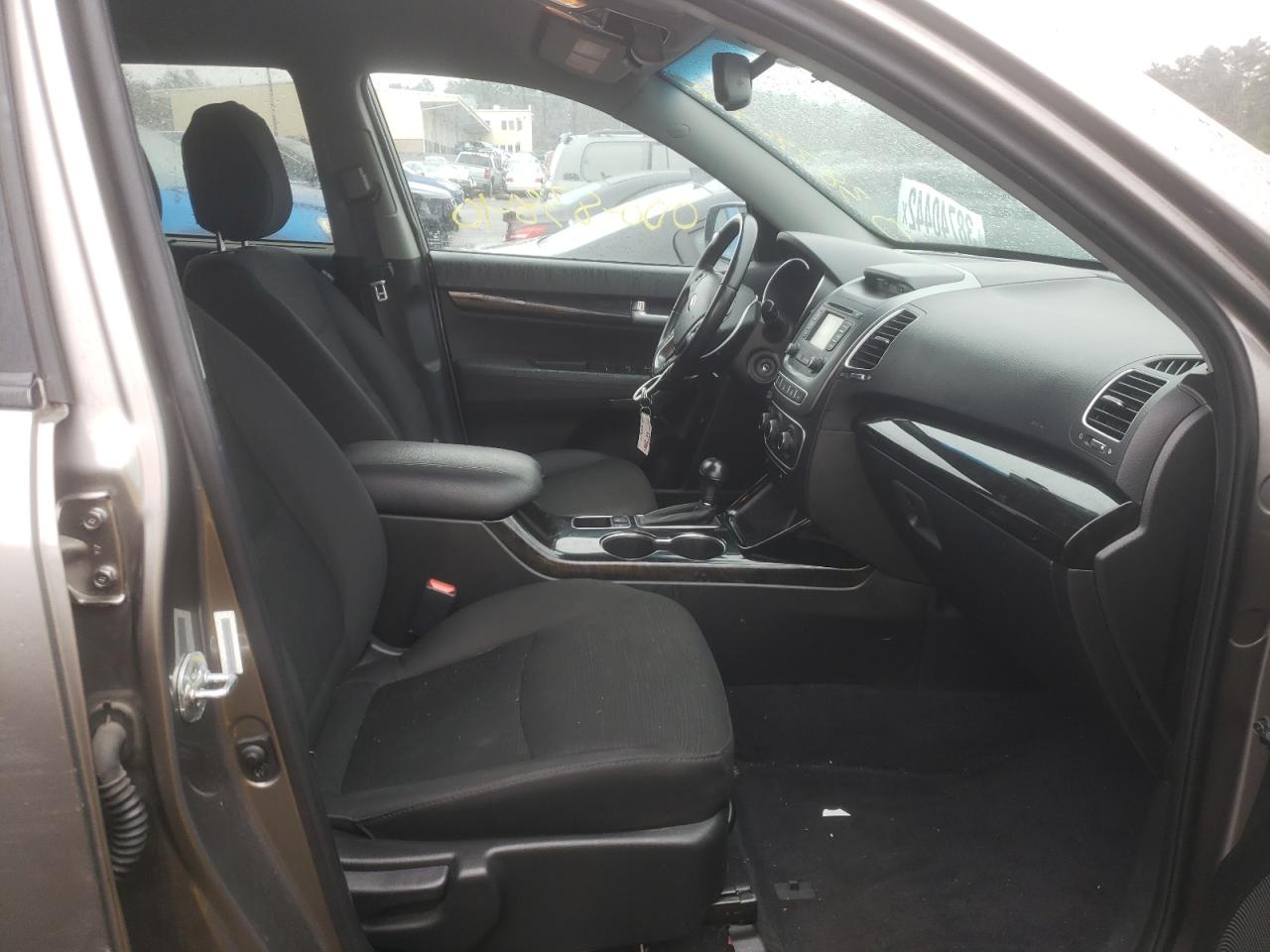 Photo 5 from auction – 2015 KIA SORENTO LX with VIN 5XYKTDA60FG611918