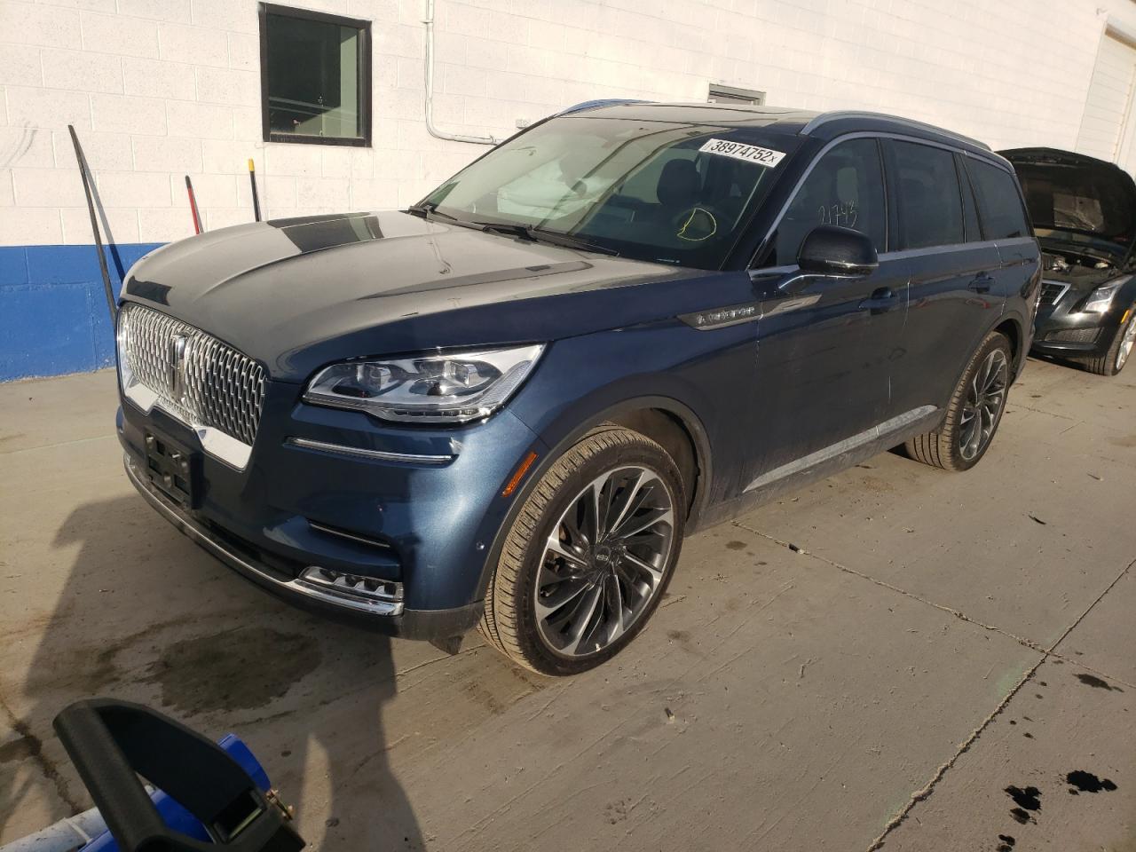 Photo 2 from auction – 2020 LINCOLN AVIATOR RE with VIN 5LM5J7XC8LGL07061