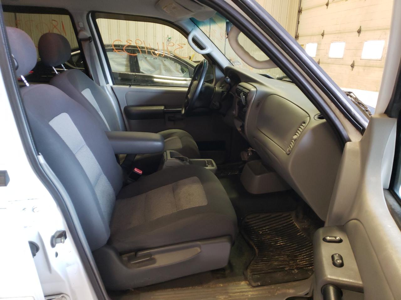 Photo 5 from auction – 2003 FORD EXPLORER S with VIN 1FMZU67E73UC14637