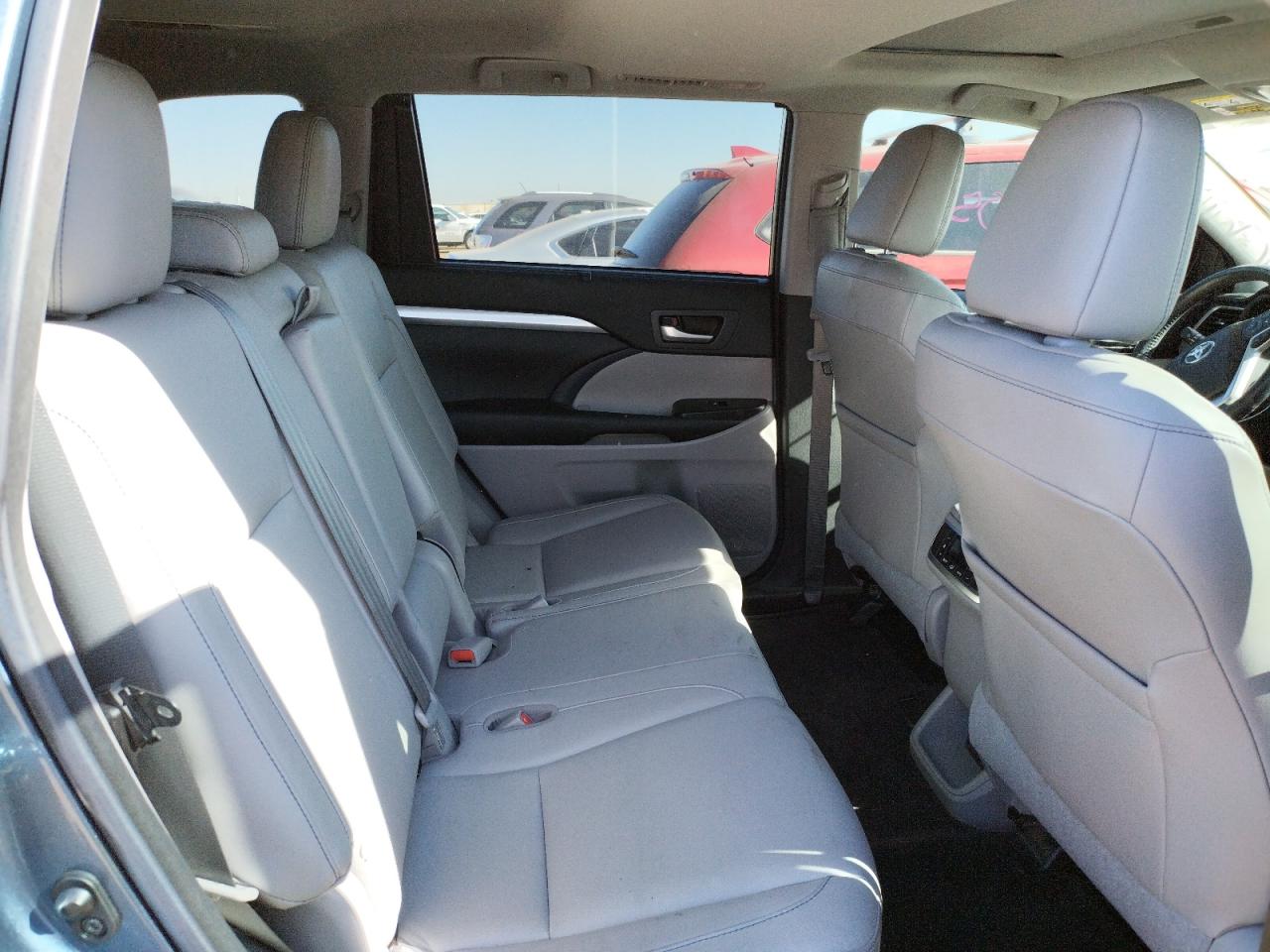 Photo 6 from auction – 2017 TOYOTA HIGHLANDER with VIN 5TDKZRFH7HS522679