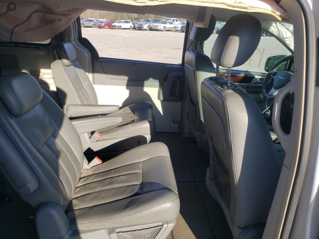 Photo 6 from auction – 2010 CHRYSLER TOWN & COU with VIN 2A4RR5D13AR126531