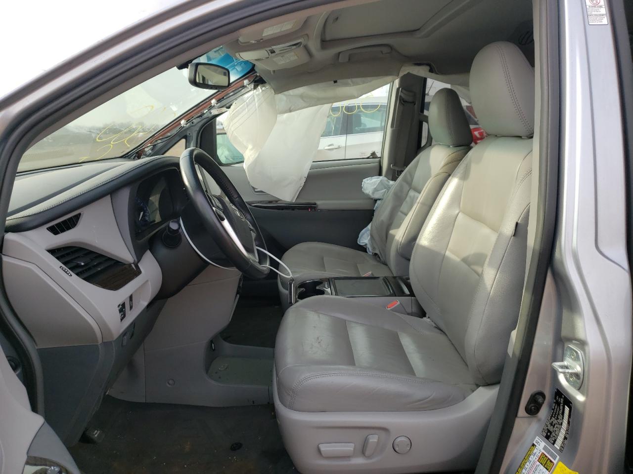 Photo 5 from auction – 2017 TOYOTA SIENNA XLE with VIN 5TDYZ3DC6HS774499