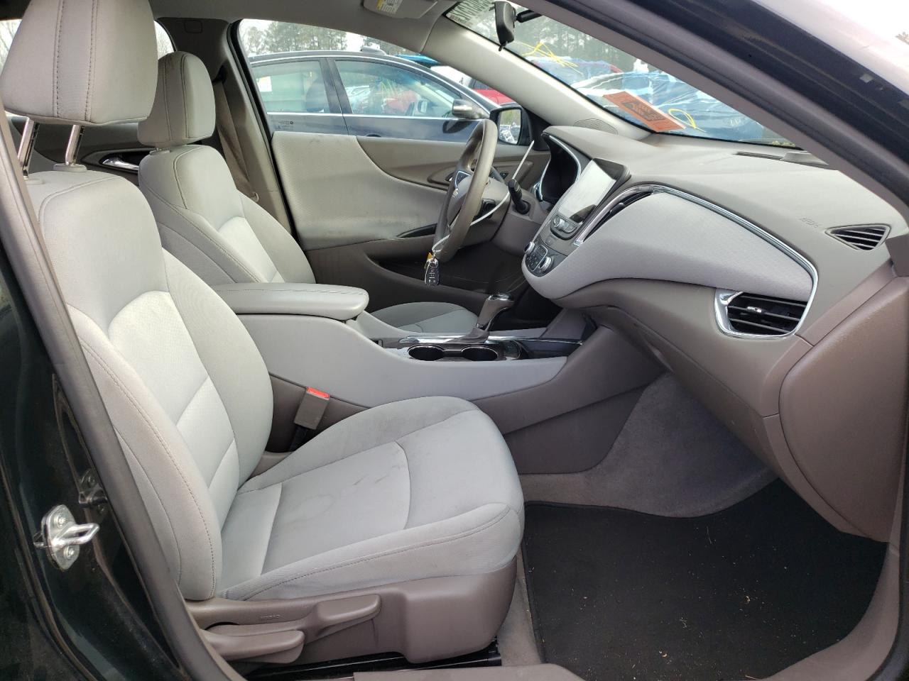 Photo 5 from auction – 2019 CHEVROLET MALIBU LT with VIN 1G1ZD5ST0KF106831