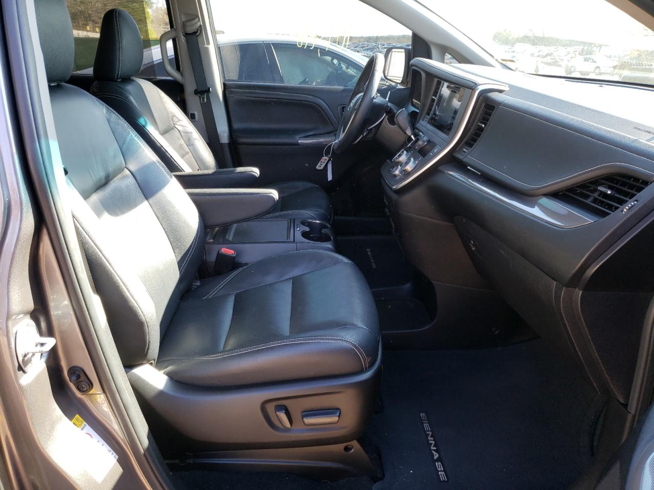 Photo 5 from auction – 2017 TOYOTA SIENNA SE with VIN 5TDXZ3DC5HS773890