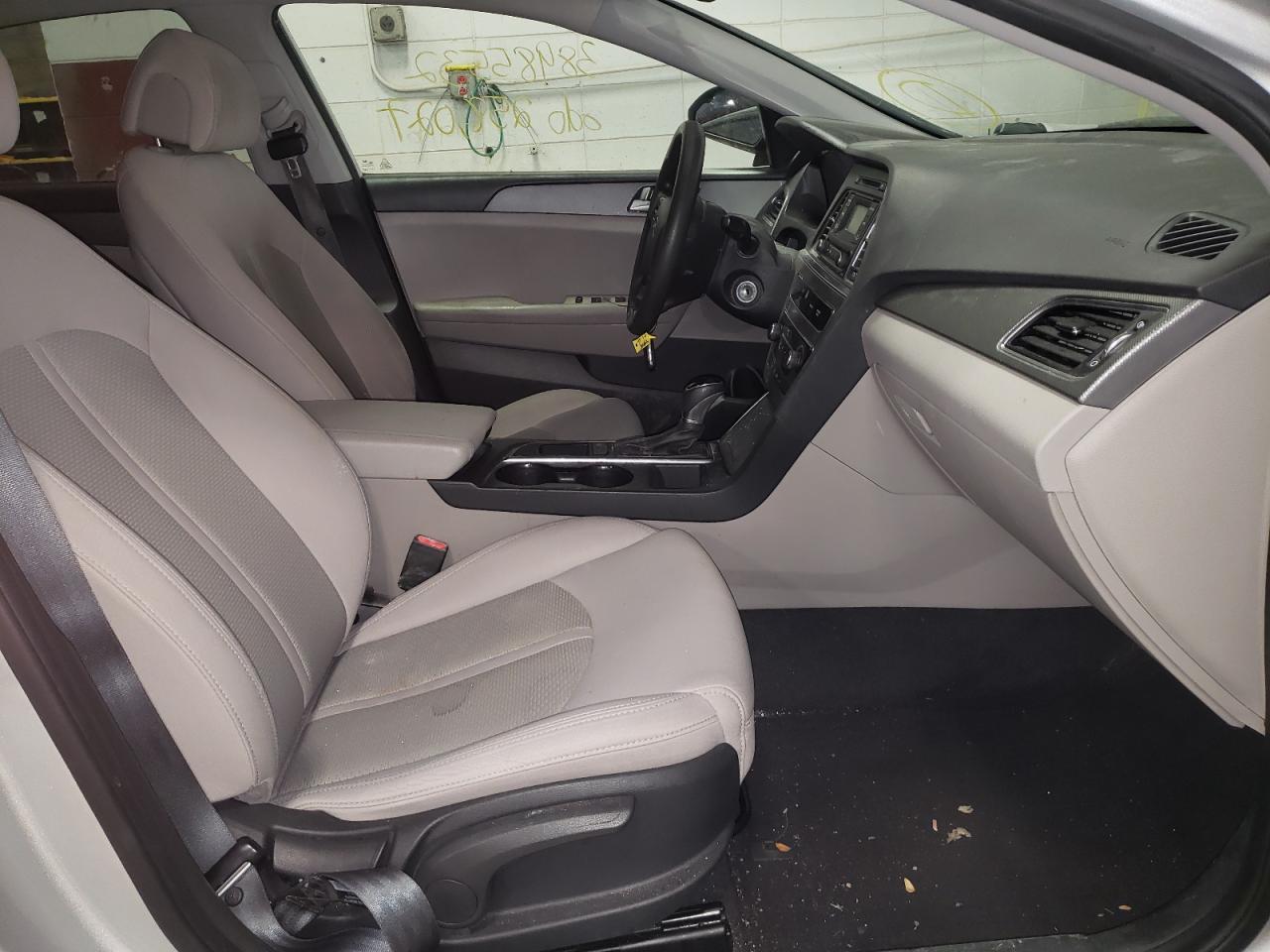 Photo 5 from auction – 2017 HYUNDAI SONATA SE with VIN 5NPE24AF4HH563092