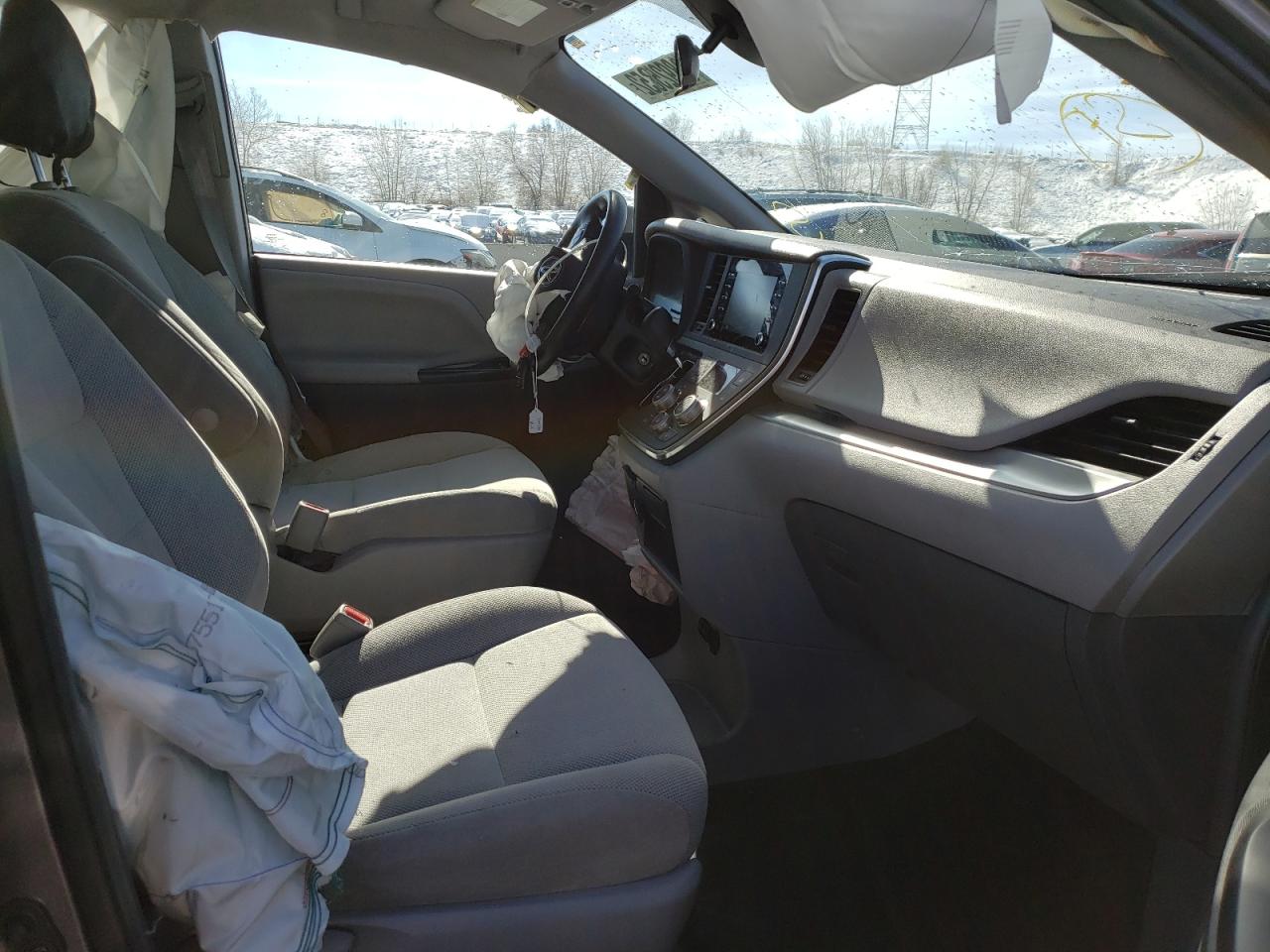 Photo 5 from auction – 2018 TOYOTA SIENNA L with VIN 5TDZZ3DC4JS944014