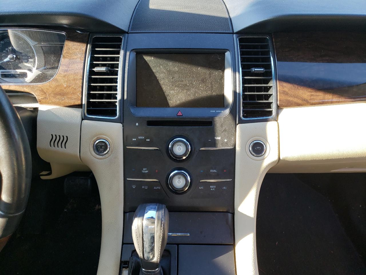 Photo 9 from auction – 2015 FORD TAURUS LIM with VIN 1FAHP2F84FG164526