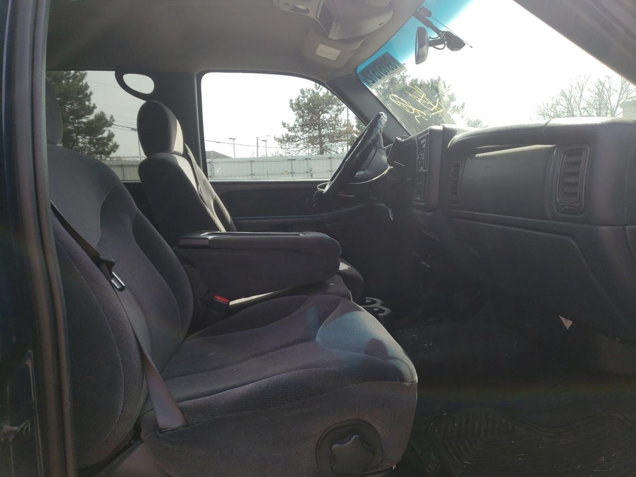 Photo 5 from auction – 2002 GMC SIERRA C15 with VIN 1GTGC13U82F204930