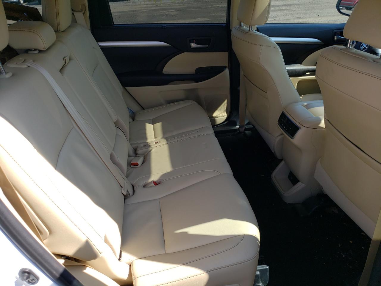 Photo 6 from auction – 2017 TOYOTA HIGHLANDER with VIN 5TDJZRFH5HS374026