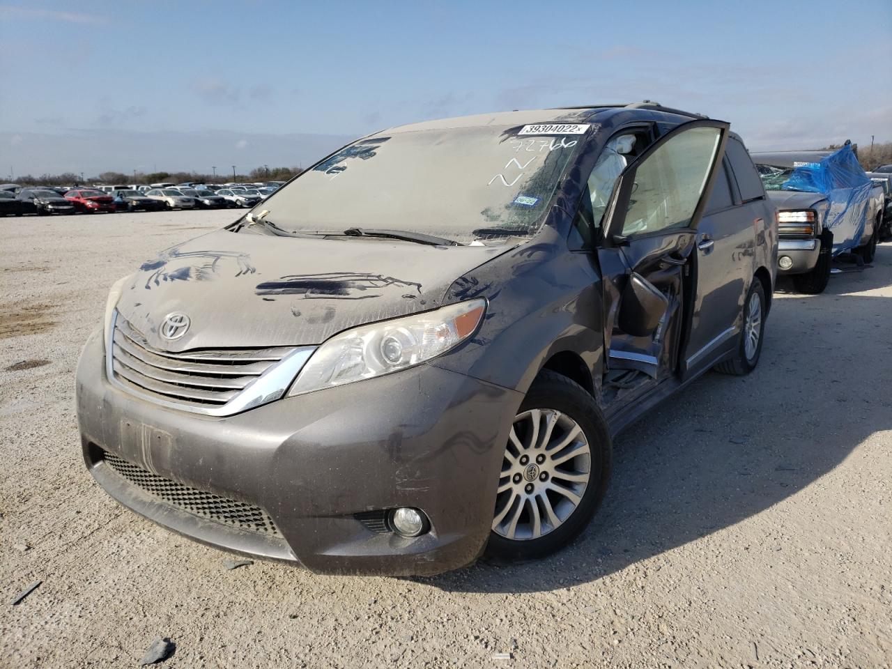 Photo 2 from auction – 2016 TOYOTA SIENNA XLE with VIN 5TDYK3DC7GS745063