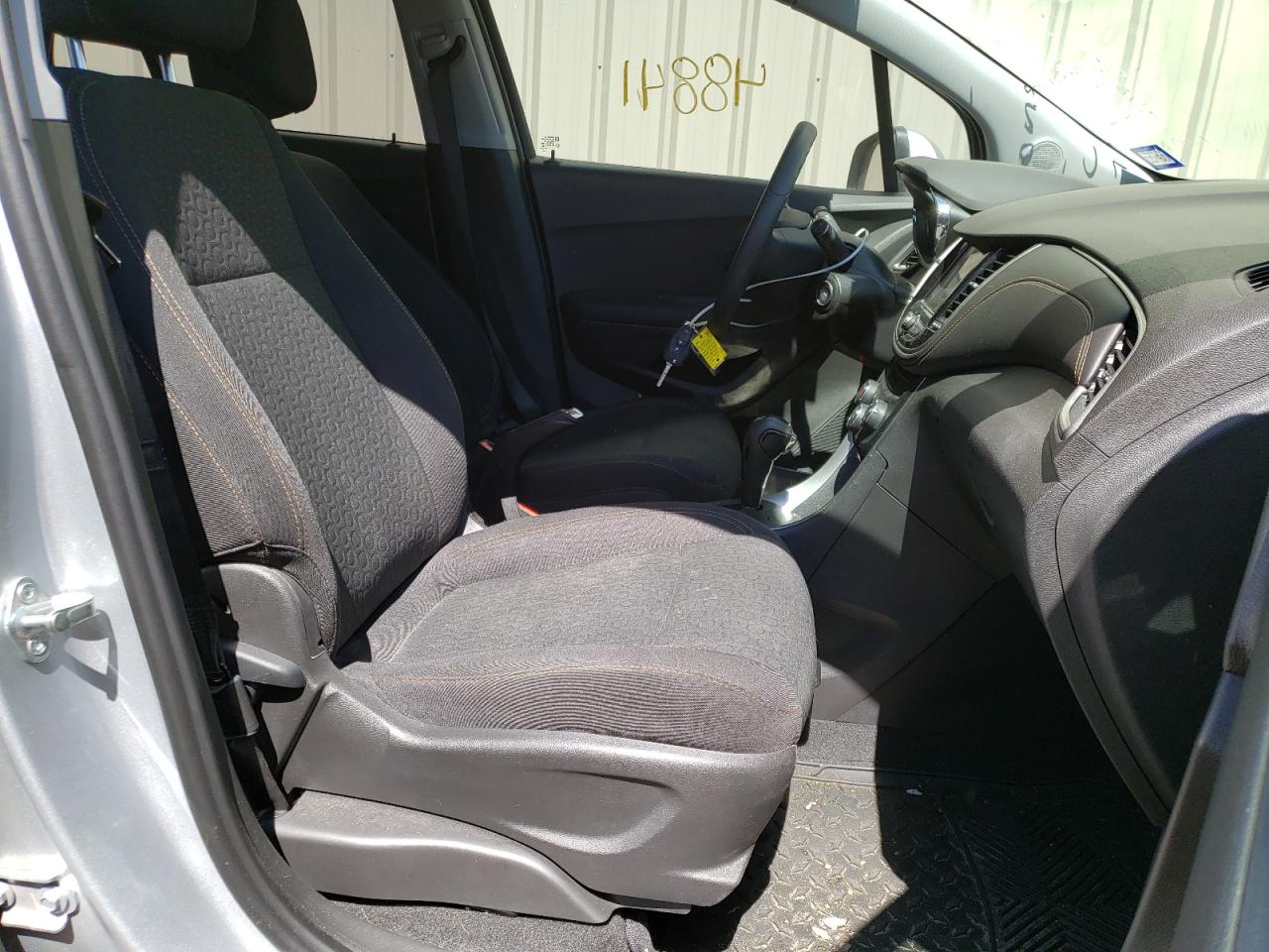 Photo 5 from auction – 2020 CHEVROLET TRAX LS with VIN 3GNCJKSB3LL228237