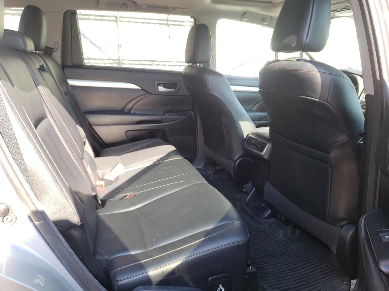 Photo 6 from auction – 2018 TOYOTA HIGHLANDER with VIN 5TDJZRFH0JS527269
