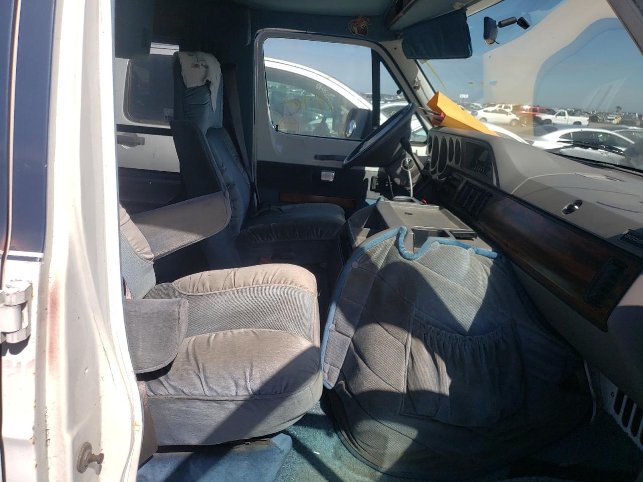 Photo 5 from auction – 1994 DODGE RAM VAN B2 with VIN 2B6HB21Y2RK585306