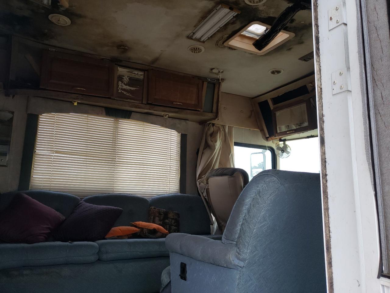 Photo 9 from auction – 1996 DOLP MOTORHOME with VIN 3FCMF53G8TJA01020