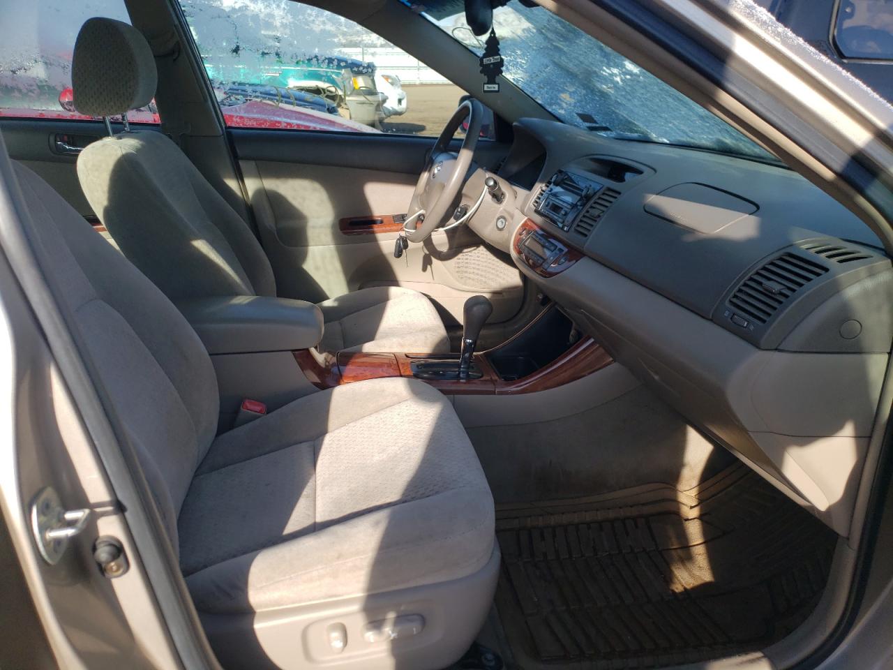 Photo 5 from auction – 2004 TOYOTA CAMRY LE with VIN 4T1BE32K14U894823