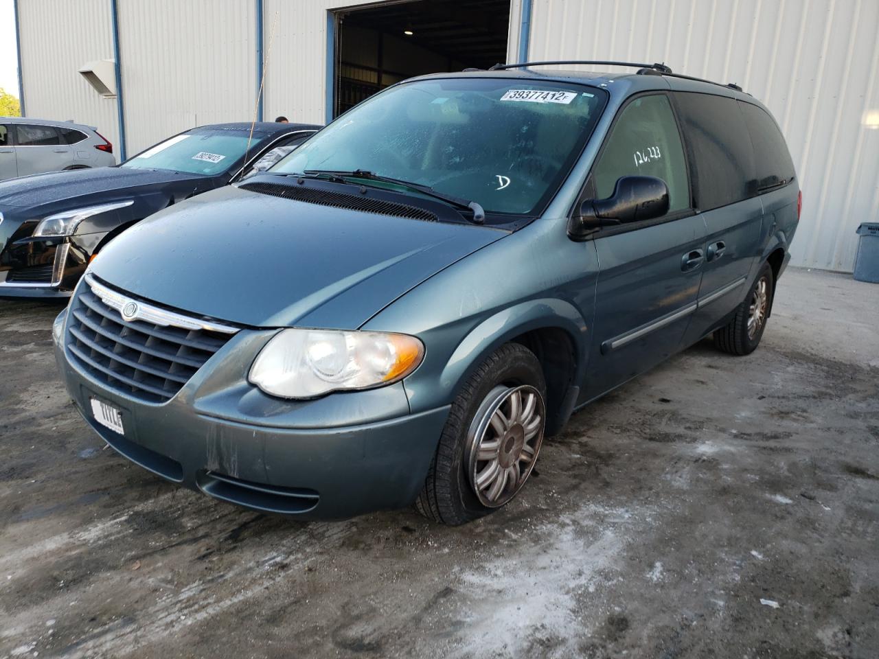 Photo 2 from auction – 2005 CHRYSLER TOWN & COU with VIN 2C4GP54L85R440542
