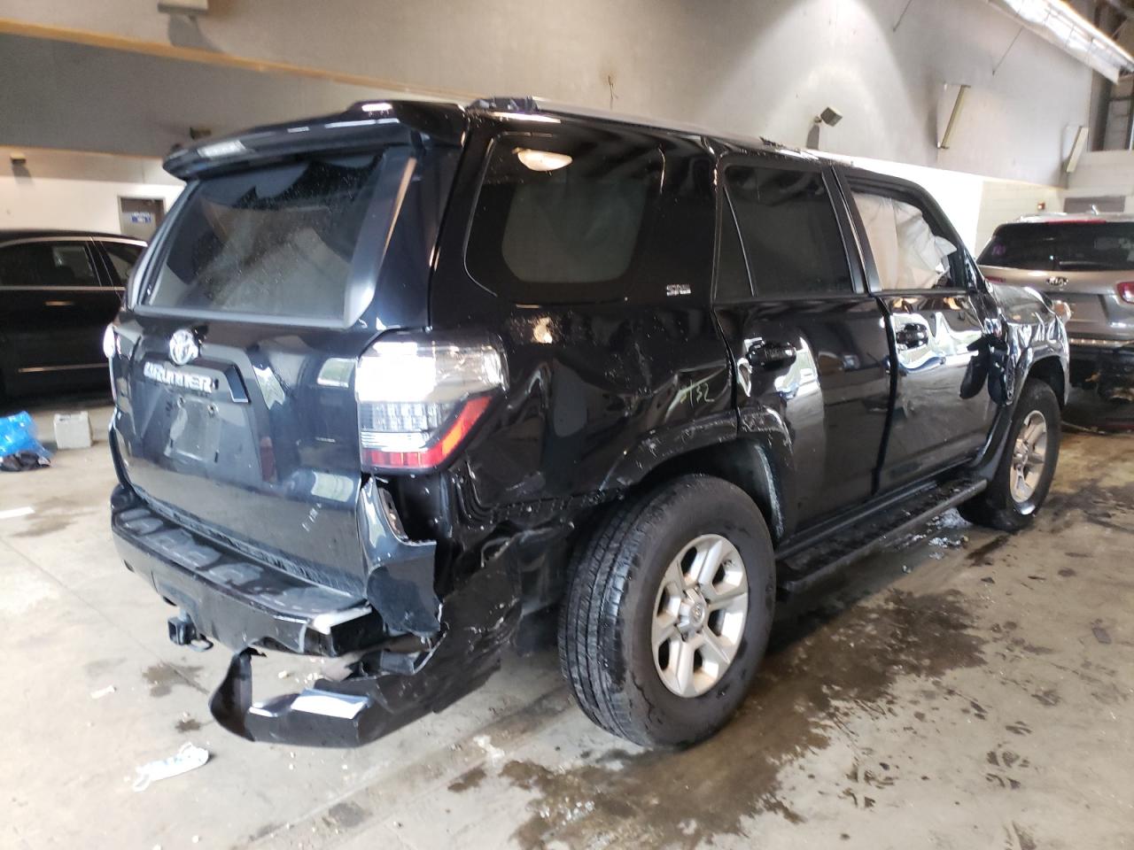 Photo 9 from auction – 2019 TOYOTA 4RUNNER SR with VIN JTEBU5JRXK5642007