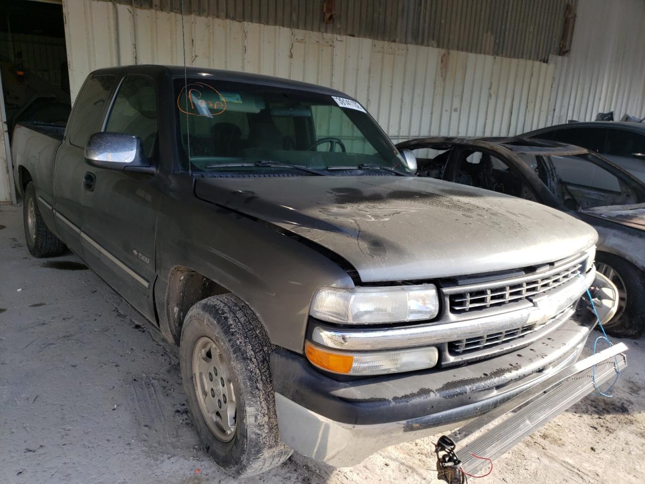 CHEVROLET SILVERADO 2002 with VIN 2GCEC19VX21216172 - Photo from auction