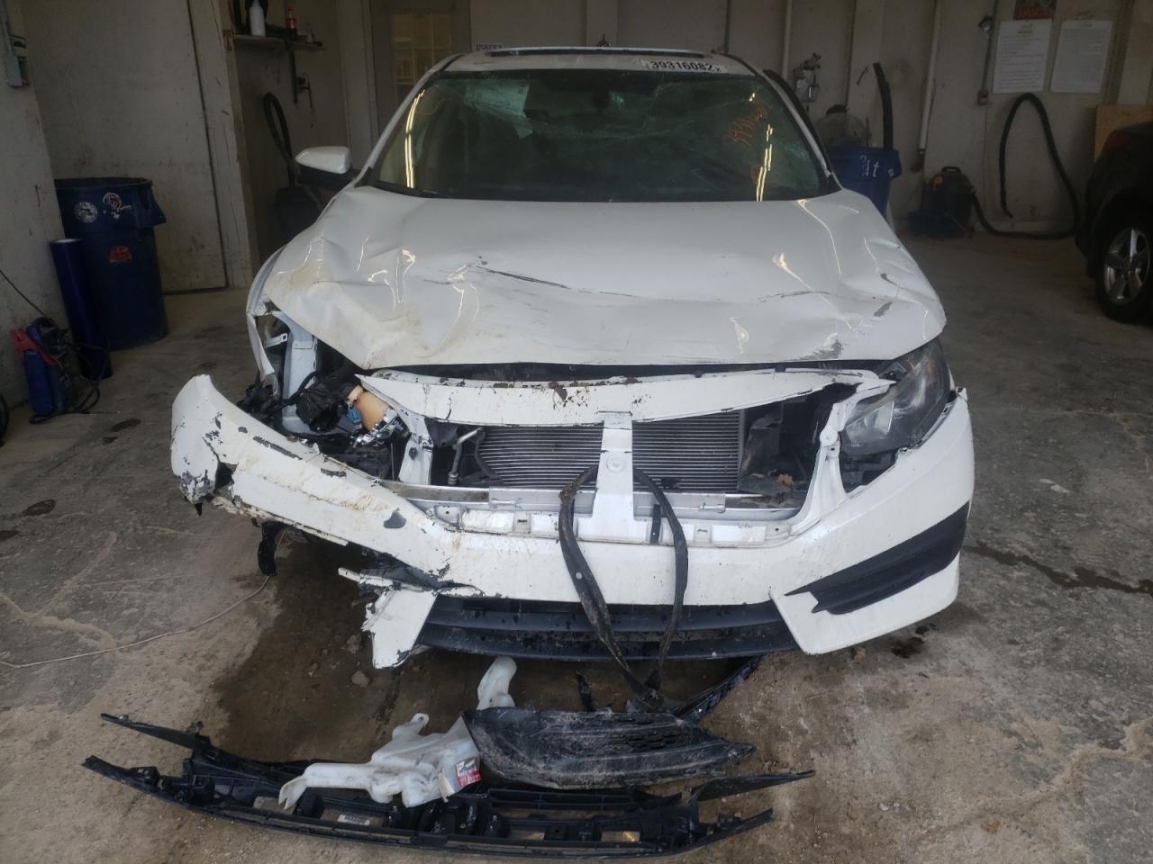 Photo 9 from auction – 2018 HONDA CIVIC EX with VIN 19XFC2F72JE000303