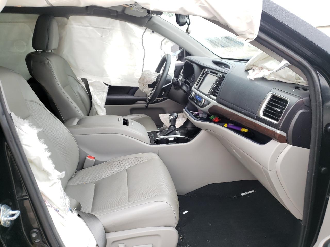 Photo 5 from auction – 2016 TOYOTA HIGHLANDER with VIN 5TDDKRFH5GS322170