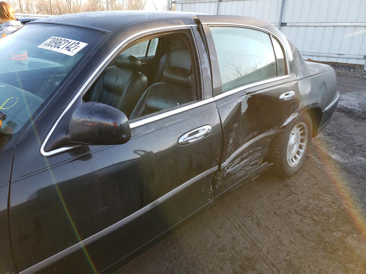 Photo 9 from auction – 1998 LINCOLN TOWN CAR E with VIN 1LNFM81W5WY688860