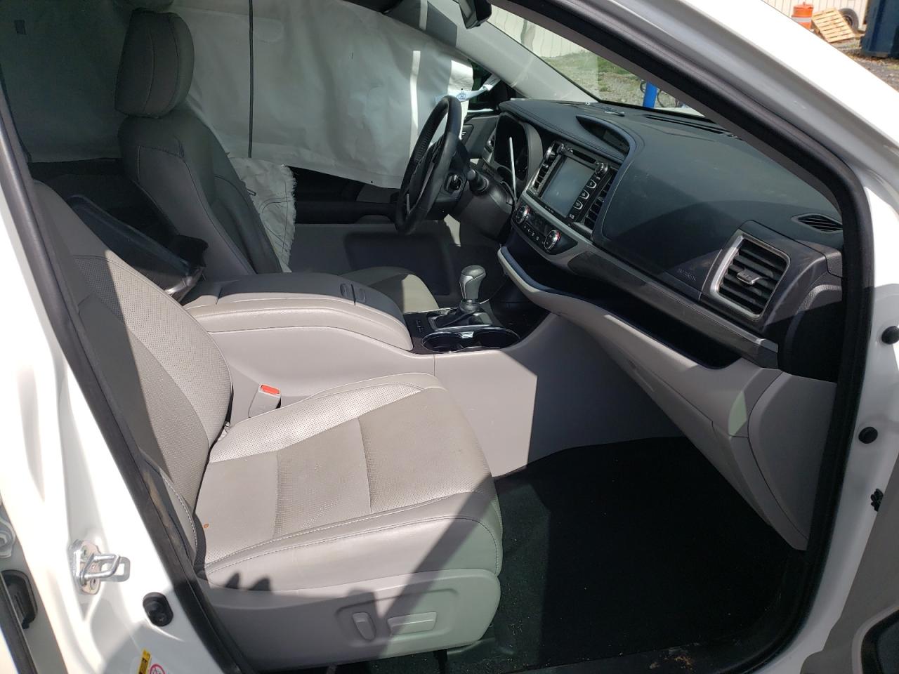Photo 5 from auction – 2018 TOYOTA HIGHLANDER with VIN 5TDDZRFH8JS904783