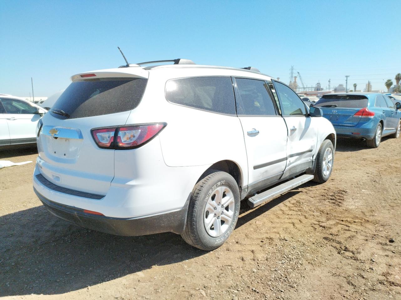 Photo 4 from auction – 2017 CHEVROLET TRAVERSE L with VIN 1GNKRFKD4HJ141605
